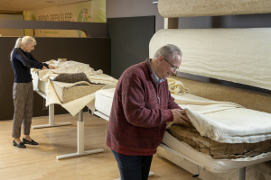 Ambachtelijk matras reparatie atelier van prijswinnend B Corp merk Bedaffair, waar een natuurlijk circulair matras met de hand wordt gemaakt.