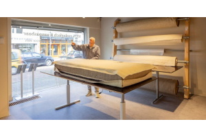 In het atelier van Bedaffair kun je letterlijk zien wat een pocketvering matras is en van werkelijke materialen deze gemaakt wordt
