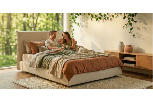 Een blij en zorgeloos gezin liggen in hun PFAS vrije bed van Bedaffair gemaakt van natuurlijke materialen