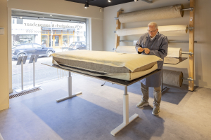 Duurzaam matras in opbouw met pocketvering, hennep, paardenhaar, wol en katoen op een werkbank in een beddenatelier