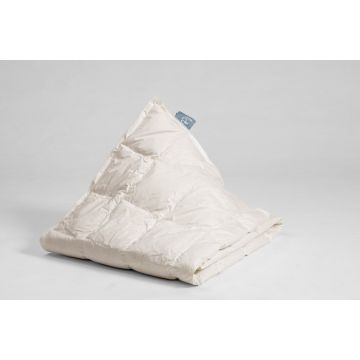 Soepel en licht 4-seizoenen dekbed van Bedaffair. Het dekbed bestaat uit en lente-zomer deel en herfst-deel en heeft een vulling van gerecycled dons en veren. Het dekbed is voorzien van Global Recycled Standard certificaat.