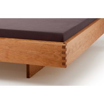 Zwevend massief houten bed STEP-X met gebogen hoofdbord Holzmanufaktur wild eiken