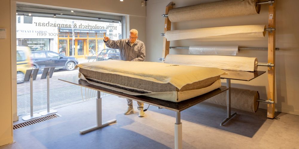 In het atelier van Bedaffair kun je letterlijk zien wat een pocketvering matras is en van werkelijke materialen deze gemaakt wordt
