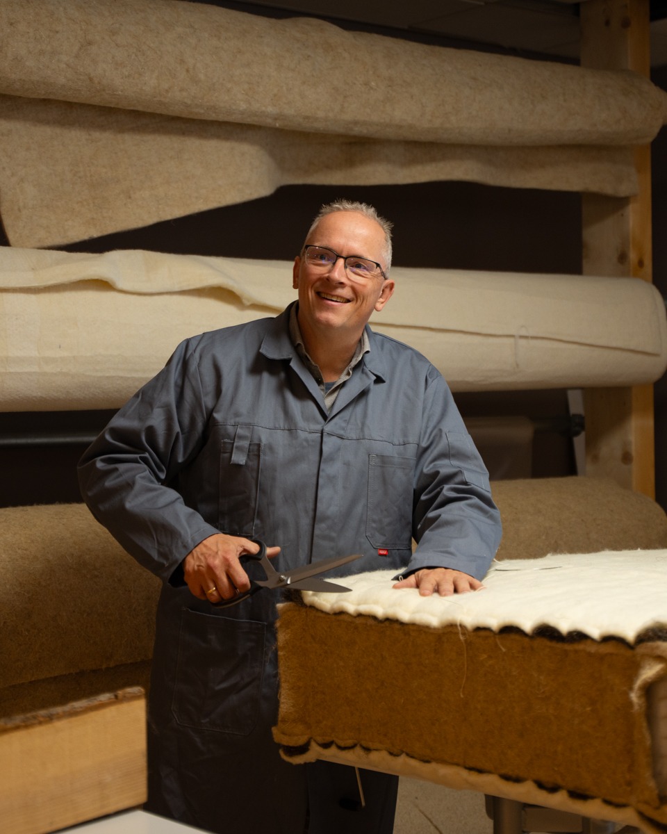 Ambachtelijke productie van een repareerbaar circulair matras zonder chemische lijm, voor een levensduur tot wel 80 jaar.