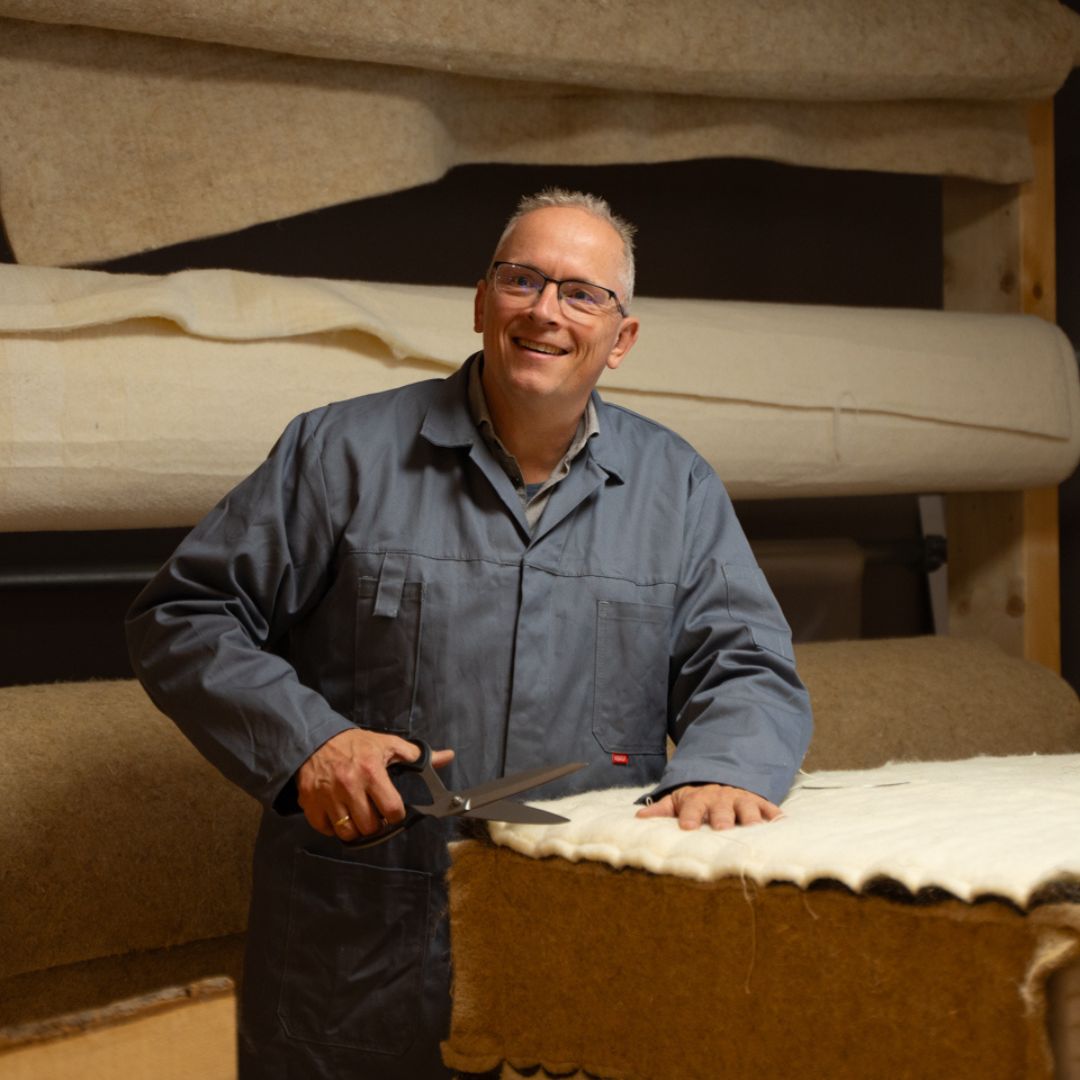Beddenmaker van Bedaffair maakt een pocketvering matras van natuurlijke materialen die lang meegaat en een levensduur heeft van 30 jaar.