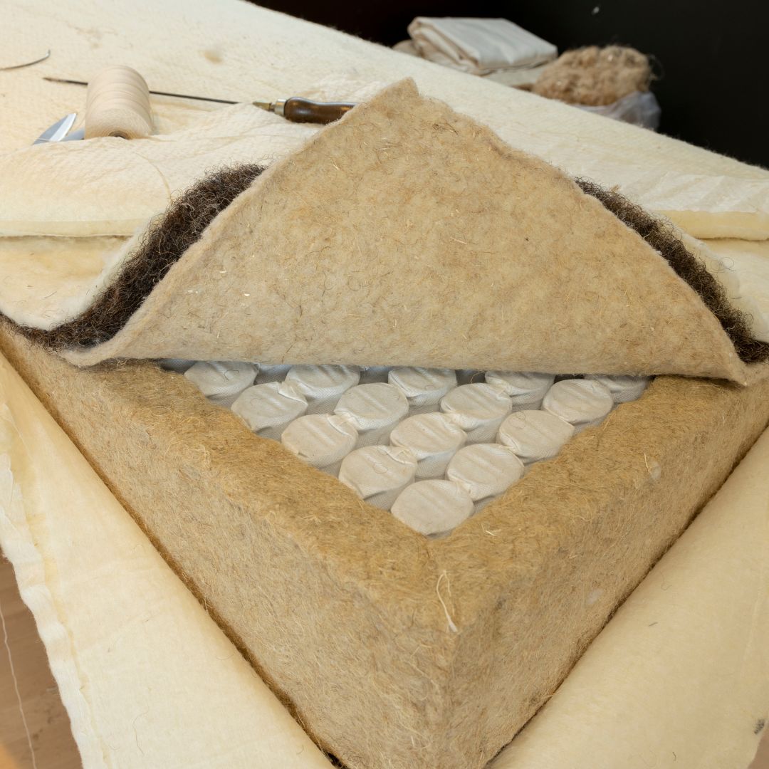 Een hennep kader om een pocketvering kern dempt het elektromagnetisch veld