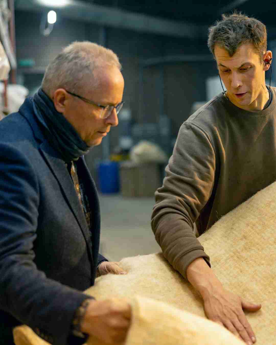 Ruwe, schone GOTS-gecertificeerde hennepwol, de natuurlijke en veilige basisgrondstof voor een PFAS-vrij matras van Bedaffair.