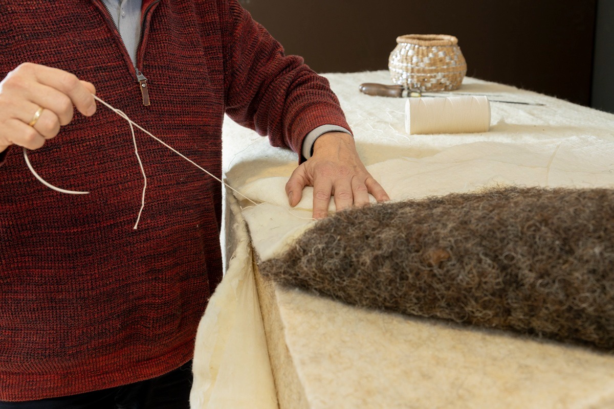 Ambachtelijk repareren van een natuurlijk circulair matras met Zweeds staal, paardenhaar en hennep door Bedaffair.
