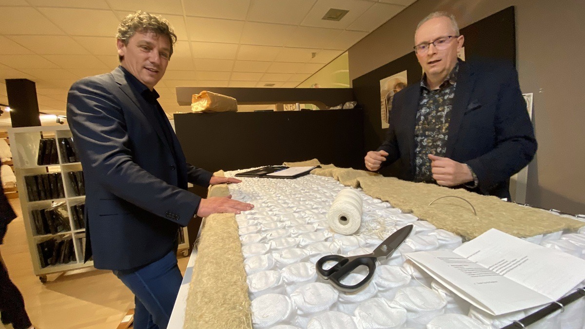 Jacco Vonhof van MKB-Nederland bezoekt het matras reparatie atelier van Bedaffair tijdens de Week van de Circulaire Economie.
