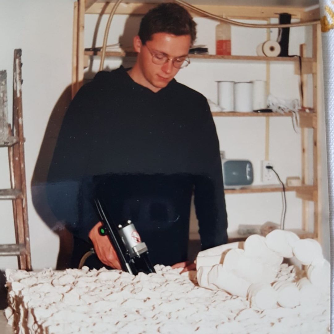 Oprichter Arend Vaders maakt ambachtelijke natuurlijke matrassen in het bedaffair atelier in 1993.