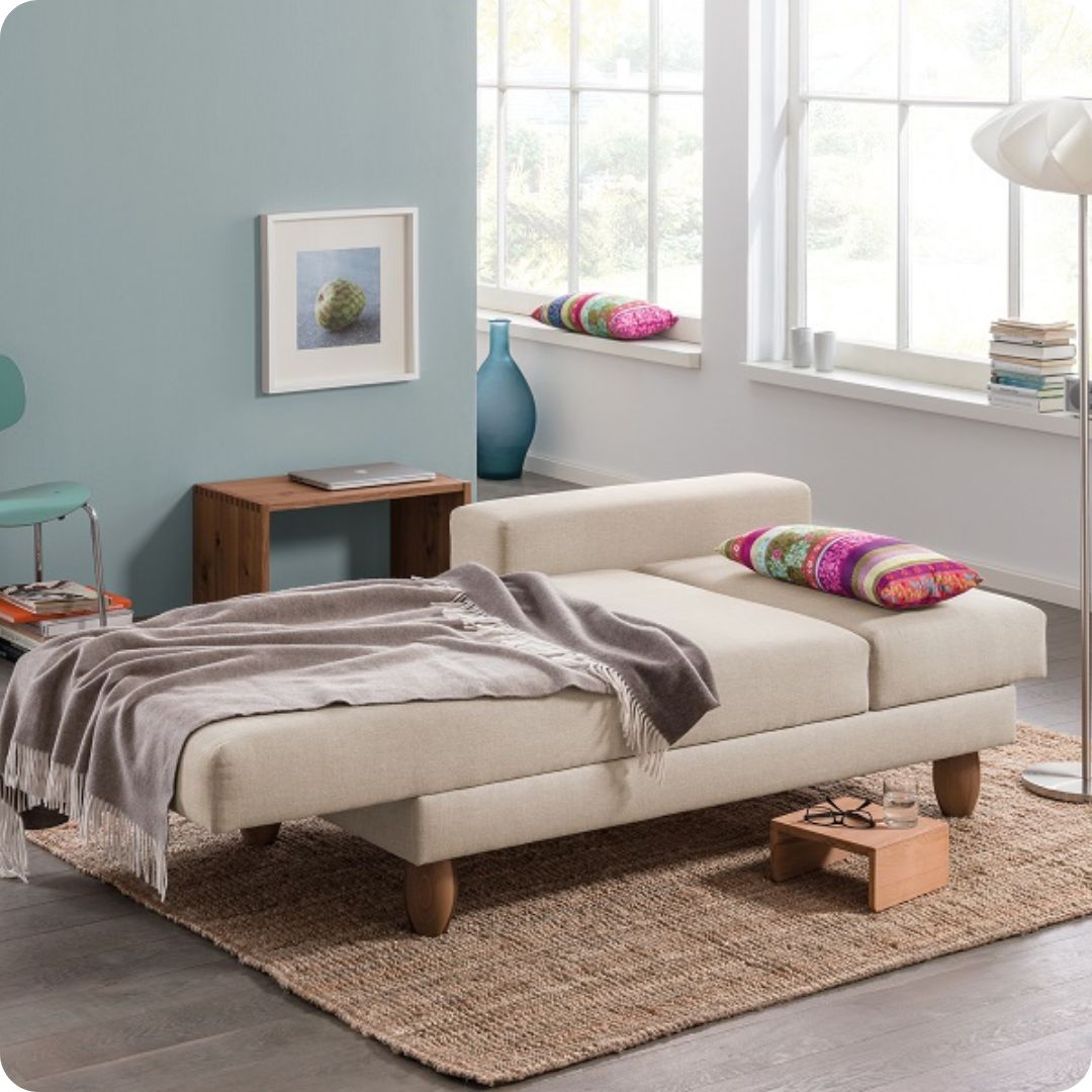 een loungebank met slaapfunctie van natuurlijke materialen