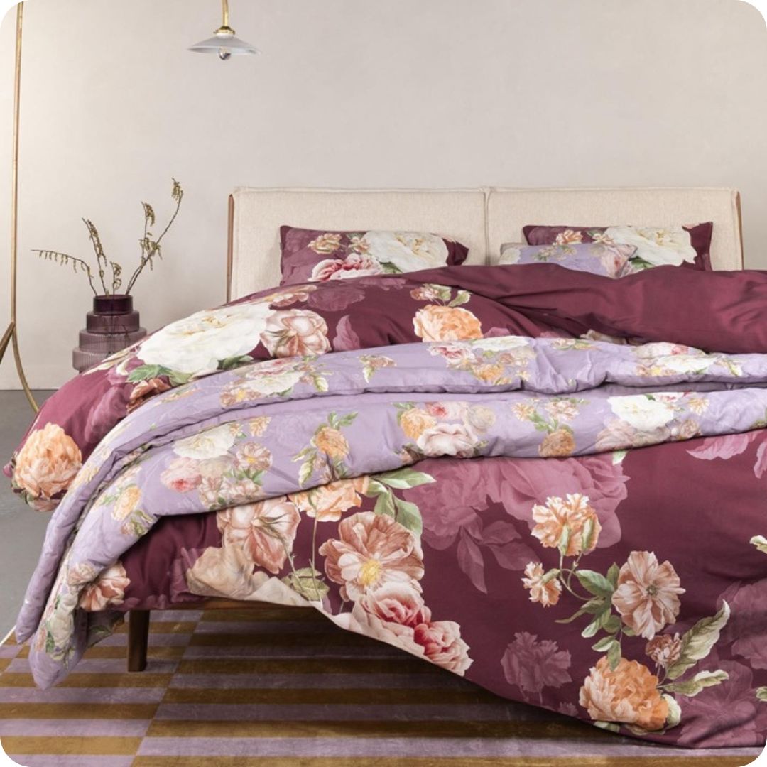 natuurlijk bed met een dekbedovertrek en bijpassend plaid in GOTS katoen satijn